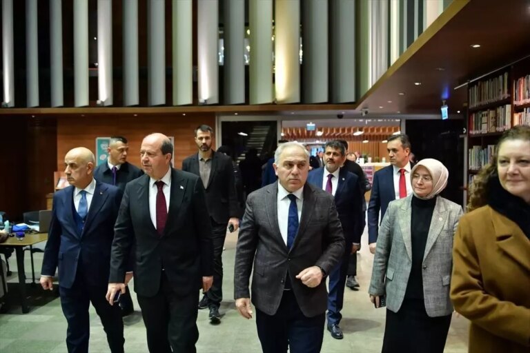 tatar-fatih-kutuphanesini-ziyaret-etti-Jba97avg.jpg
