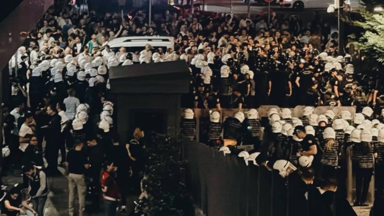 chp istanbul il baskanliginda kriz devam ederken bant daraltilmasini meclise tasidi iktidar sansur araci olarak kullaniyor hbm5q262