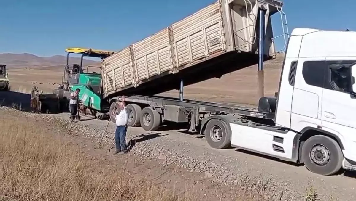 tekman beykoy mahallesi yolu sicak asfaltla kaplanarak camur sorununa son verdi H2QsLOXg