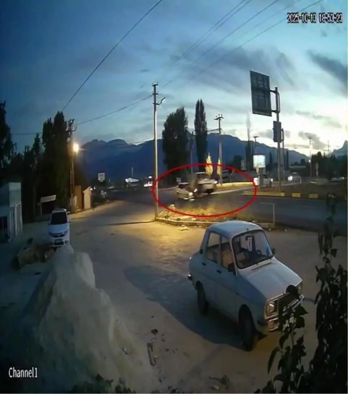 antalyada hafif ticari arac ile otomobil carpisti 4 yarali nC4akJ2L.jpg