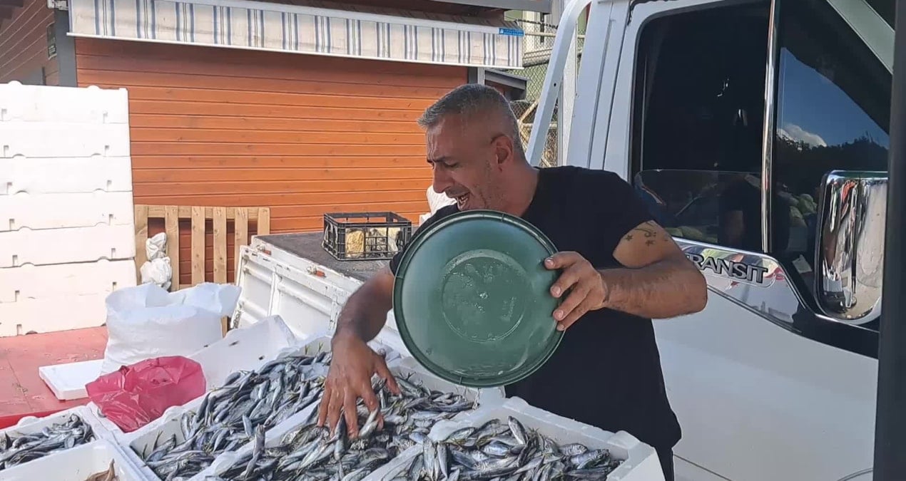 artvinde balik tezgahlari bos kaldi baligin sadece adi kaldi hXDPN1UO