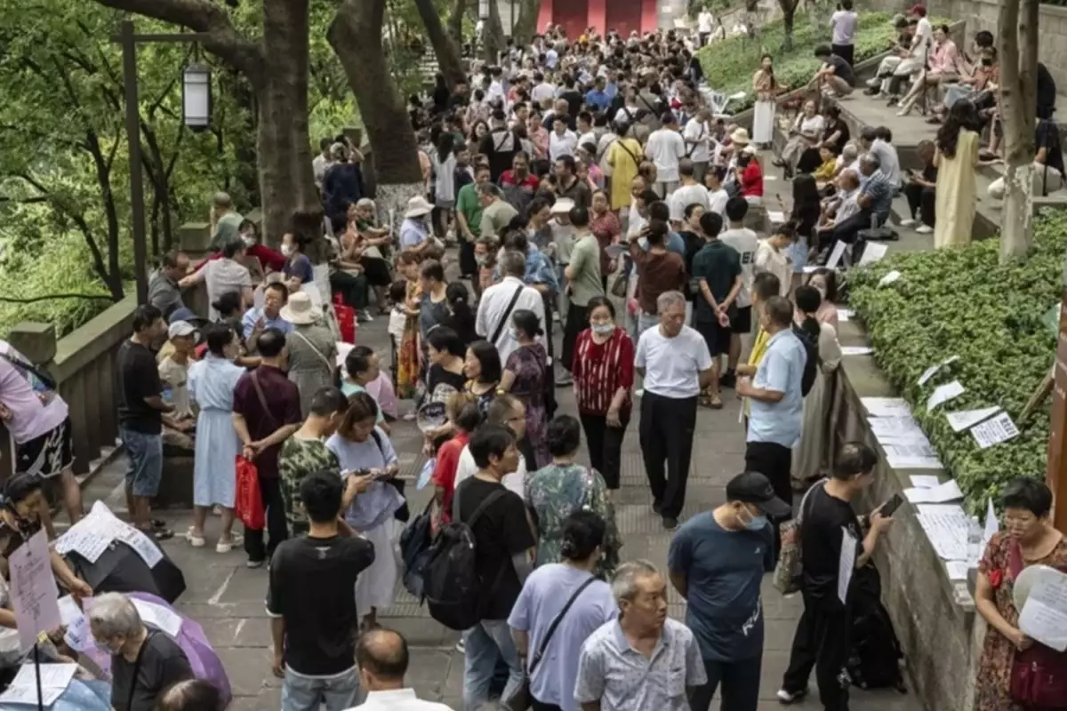 bu da copcatan pazari yuzlerce bekar bu parkta toplaniyor duvara ilan asip es ariyor 3MFmORzY.jpg