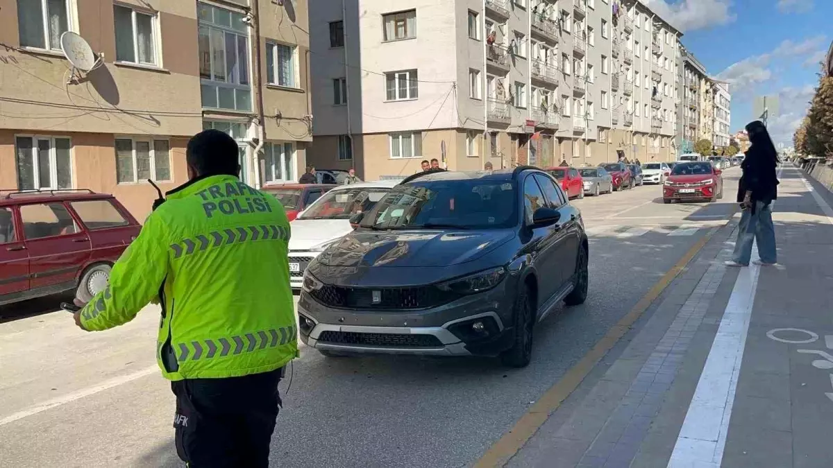 eskisehirde otomobilin carptigi yasli kadinin hayati tehlikesi var RT8ZjU15.jpg