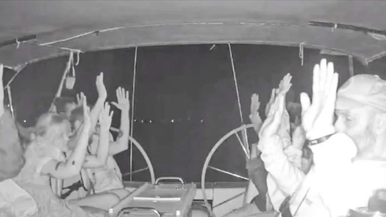 sumud aktivistine iskence yerde suruklendi zorla israil bayragi opturuldu GeayYw2l