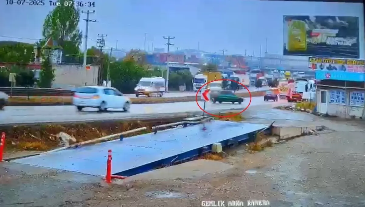 tira carpan otomobilin kazasi guvenlik kamerasinda CVuykxA2