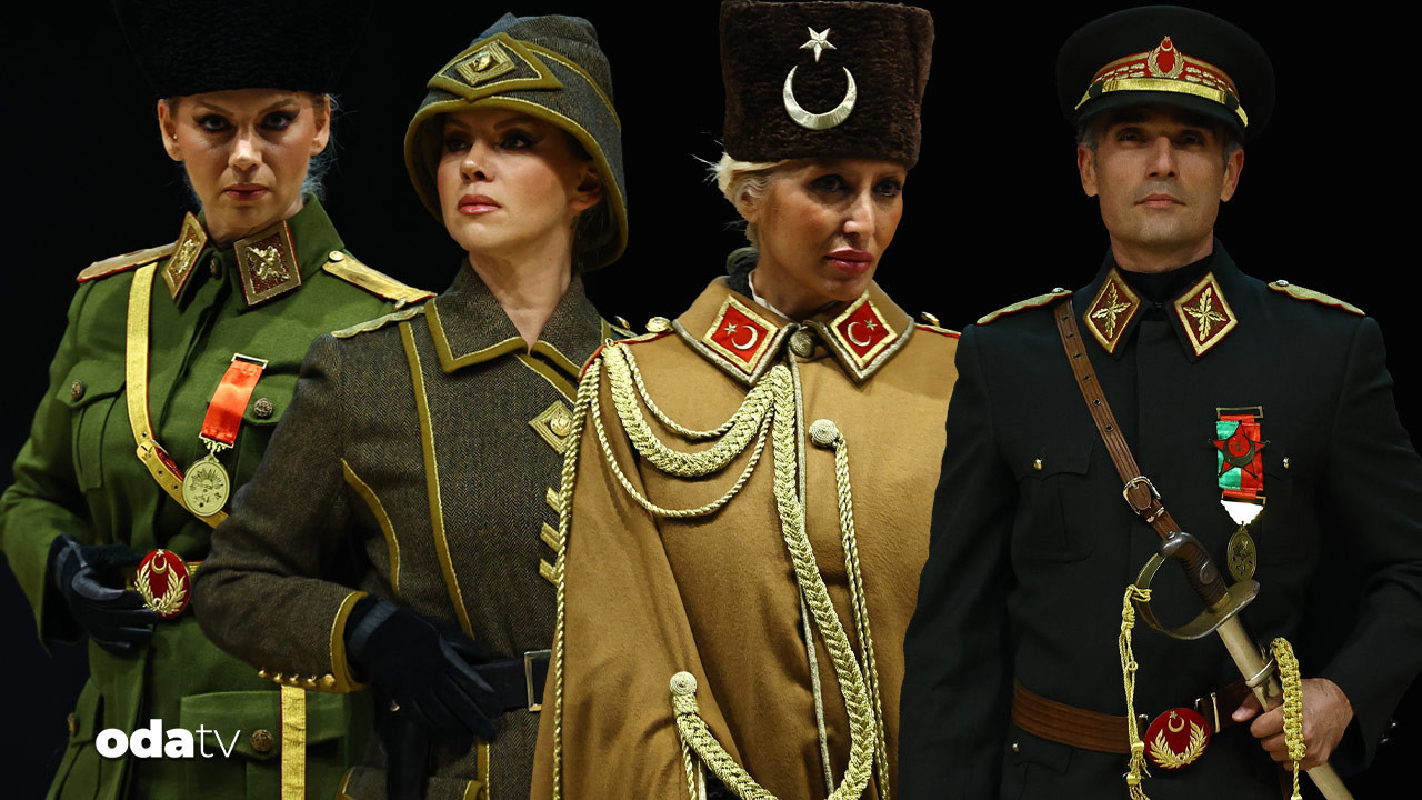 ataturkun kiyafetleri sahnede aqB1LNEX.jpg