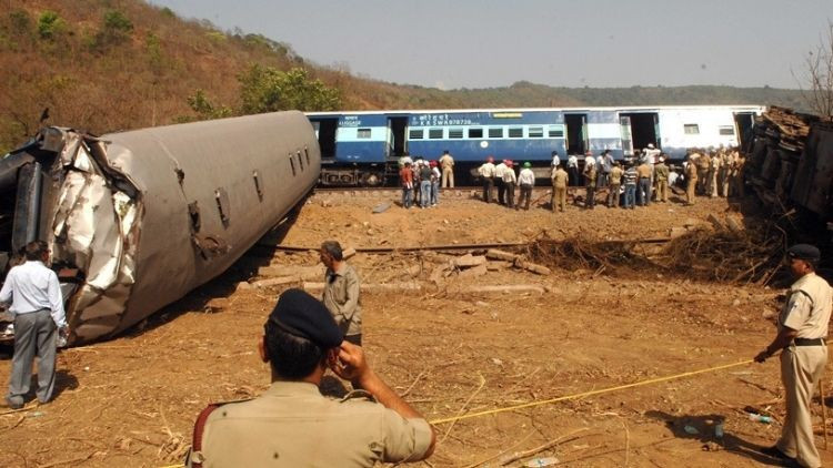 hindistanda tren kazasi iki tren carpisti 8 olu 14 yarali FJOjh9WY.jpg