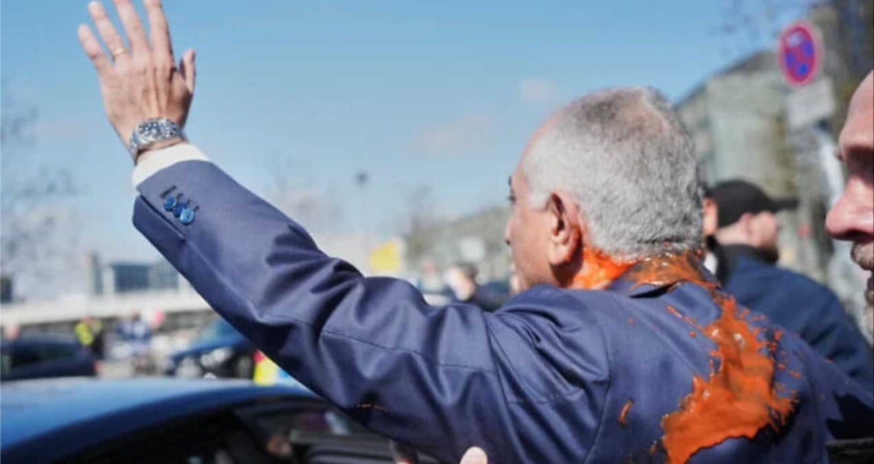 İran’ın Sürgündeki Prensine Domatesli Protesto