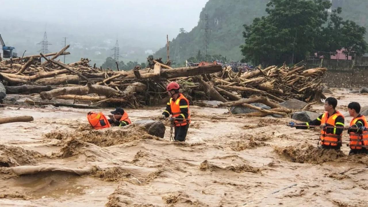 Vietnamda sel felaketi 4 olu 7 yarali 4 kayip xYLj25cP